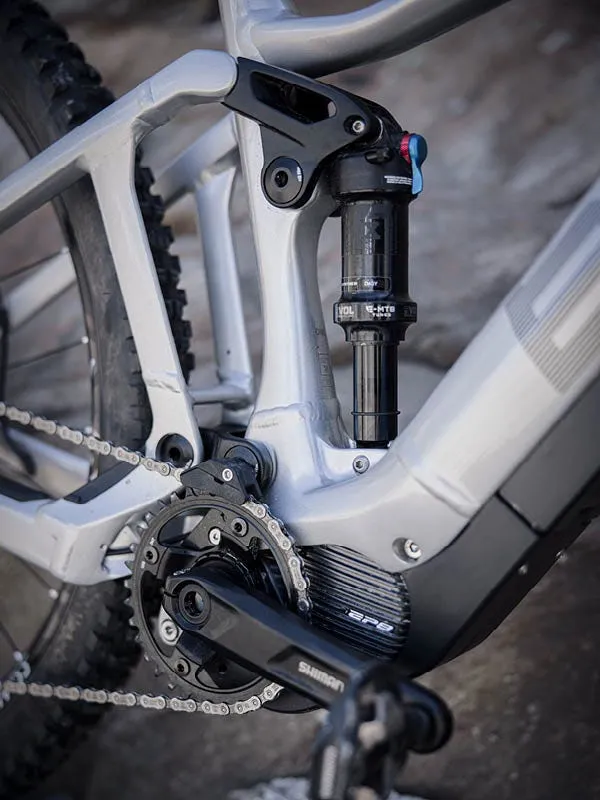 The store's commendable team boasts specialist knowledge, with individuals like Giacomo earning personal recognition for their professionalism, contributing to the Z-Bike Shop's high commendation as the number one bike store on a personal level, and solidifying its five-star reputation.
