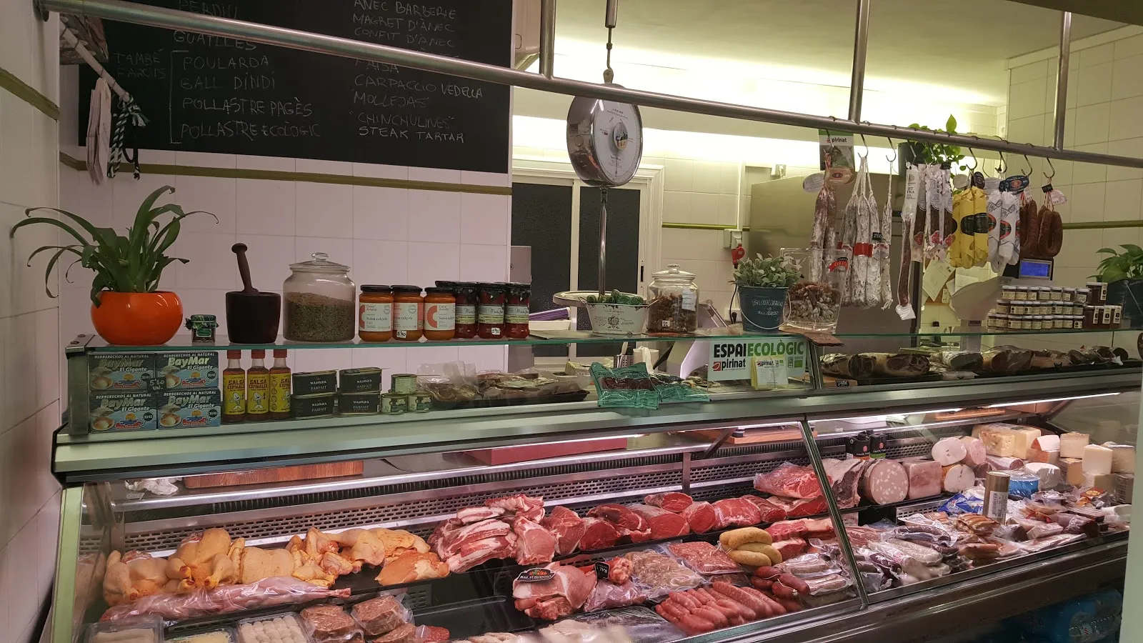 Professionalism shines through in the butchery’s meticulous attention to detail, as showcased by the well-cut and immaculately packaged ham that leaves a lasting impression on customers. Carnisseria Putxet Gourmet prides itself on providing clean and high-quality meat cuts, ensuring a delightful culinary experience.