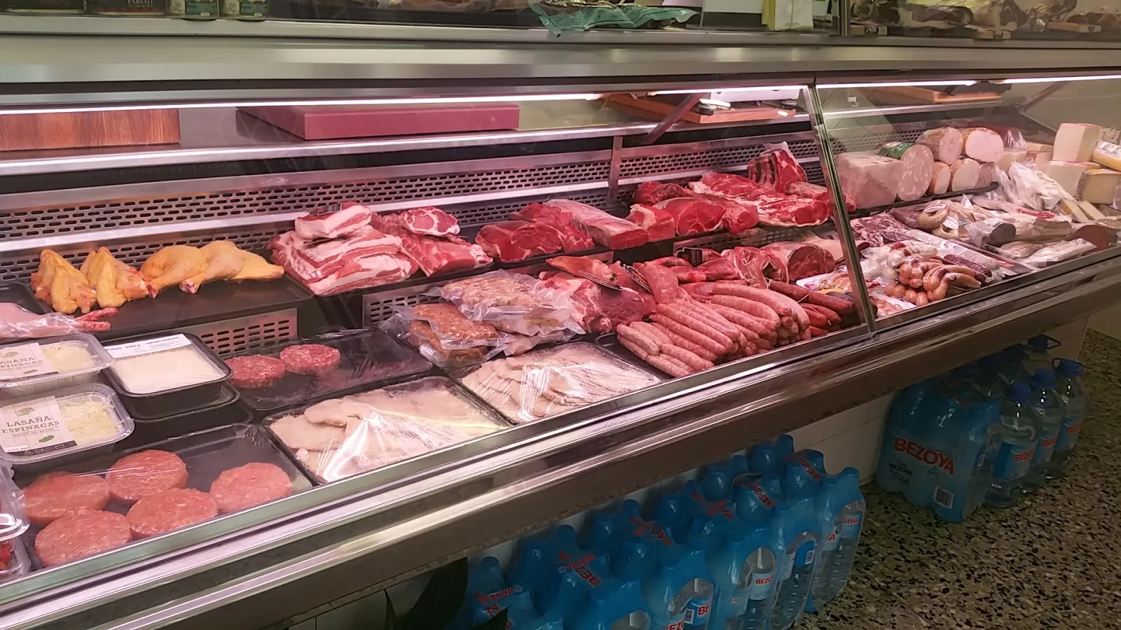 Carnisseria Putxet Gourmet is a highly regarded destination for food enthusiasts seeking premium meats and gourmet delights. Renowned for their exceptional customer service, they receive consistent praise for the attentiveness and warmth of their staff. Their selection of meats and sausages is regularly celebrated for its spectacular presentation and taste, satisfying even the most discerning of palates.