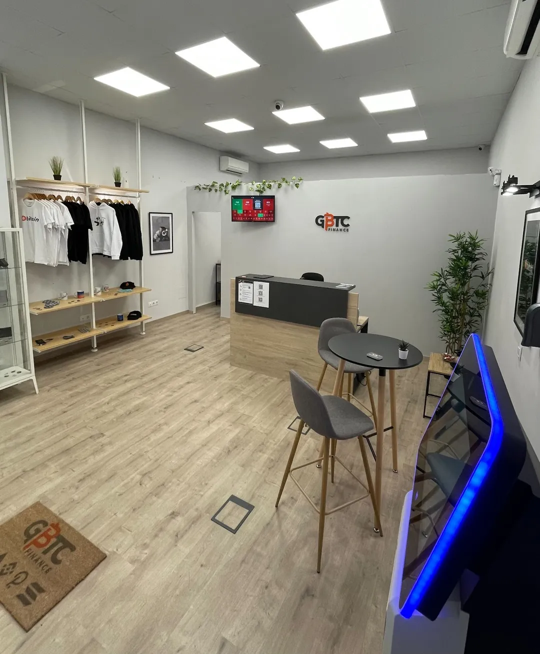 GBTC Finance in Málaga emerges as a premier destination for anyone interested in the realm of cryptocurrencies, providing a seamless and user-friendly Bitcoin ATM experience. The establishment is renowned for its expert guidance and exceptional customer service, receiving high praise for the quality of assistance they offer. Clients consistently laud the professional and amicable staff for their approachability and superb attention to detail.
