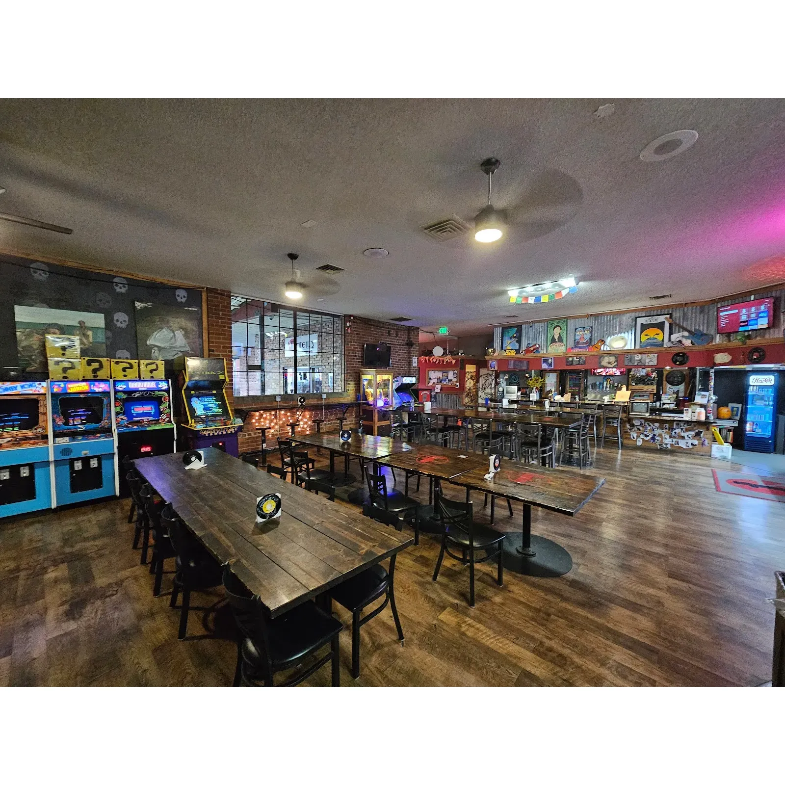 The eclectic and cool atmosphere of Fratelli's Pizza Parlor is further amplified with an array of 90s memorabilia that invites a stroll down memory lane. Occasional live music caters to various tastes, offering a laid-back vibe for those who wish to dine with a side of entertainment.