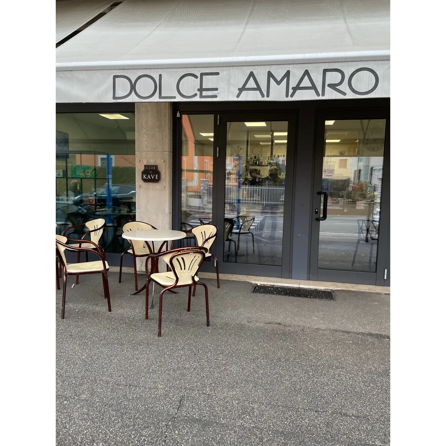 For those on the go, Dolceamaro Caffè stands ready to cater to the morning rush, although patience may be occasionally required during busy periods, particularly for larger takeaway orders, as they aim to serve fresh and warm pastries.