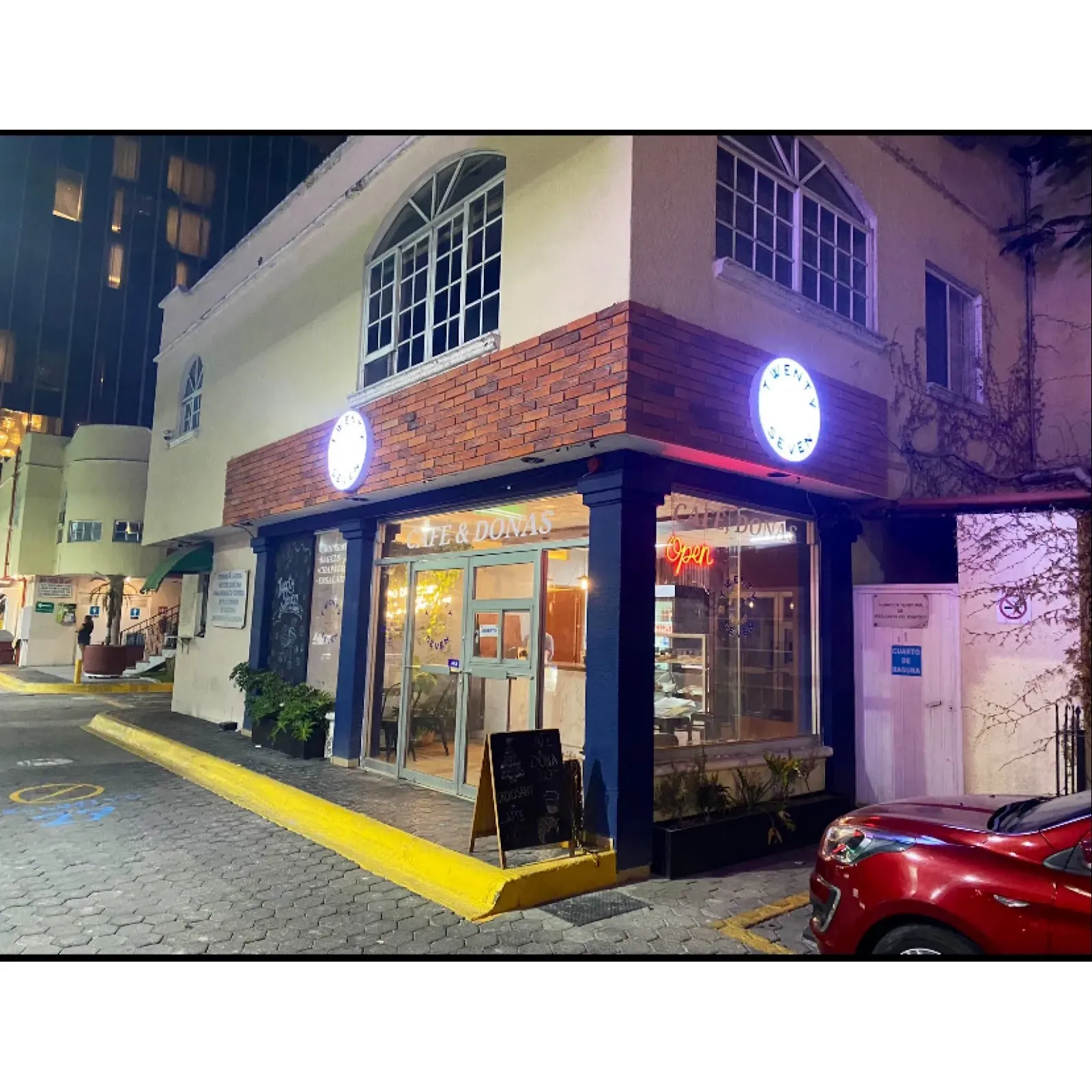 An irresistible local favorite, Twenty Seven Donuts combines the charm of a vibrant café with the sweet indulgence of a top-tier donut shop in the heart of Guadalajara. Here, coffee aficionados and donut lovers unite, enjoying delicacies they rave about as masterpieces.