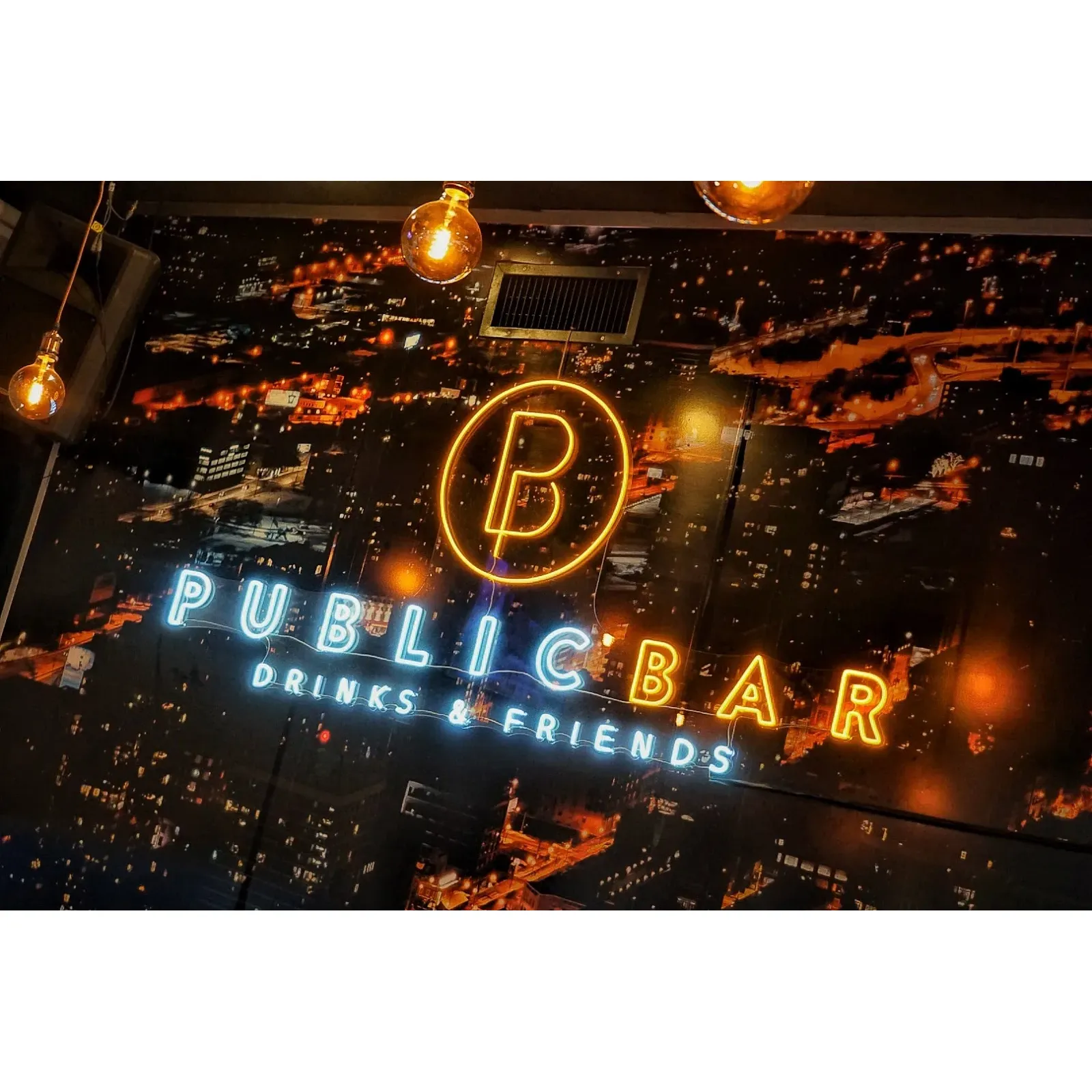 PublicBar is a local gathering spot where patrons can enjoy a straightforward dining experience. The establishment offers a selection of dishes including a satisfactorily prepared chicken, complemented by classic beverage options like a fine gin and tonic.