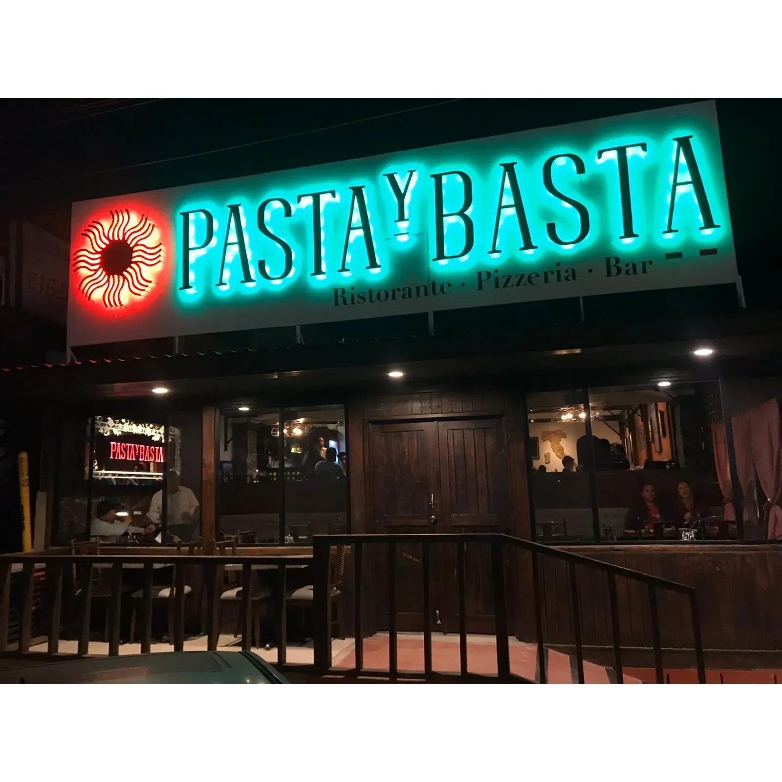 Pasta y Basta is a popular restaurant, pizzeria, bar, and deli market located in Playas de Rosarito, Mexico. Situated at Blvd. Popotla Km 29, this establishment offers a wide variety of Italian cuisine, including freshly made pasta dishes, wood-fired pizzas, and a selection of deli items.