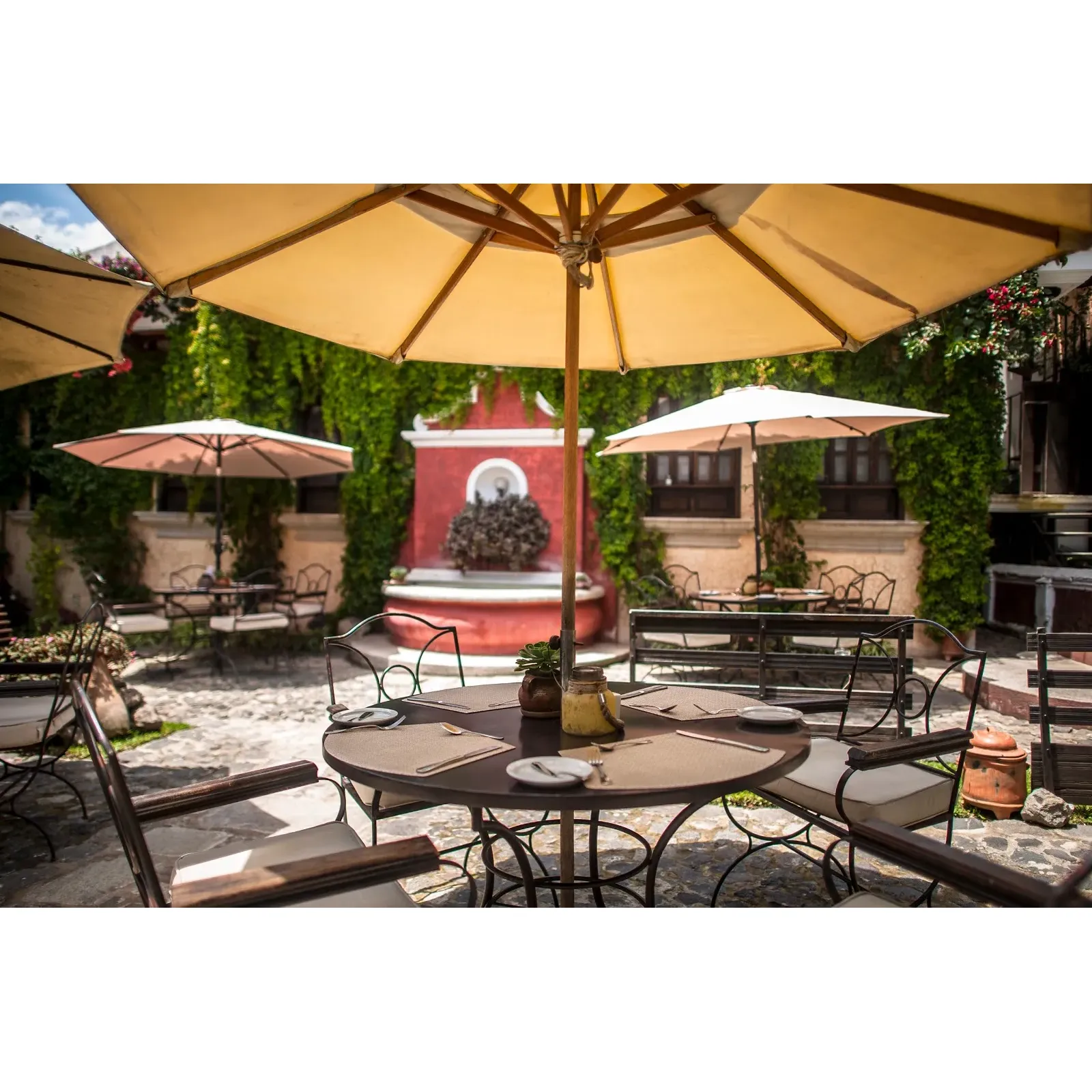 With its combination of beautiful accommodations, exceptional service, and prime positioning in the historic city, Los Olivos Hotel Boutique y Restaurante remains a favorite among those who appreciate the finer aspects of travel and hospitality. Description by ChatGPT.