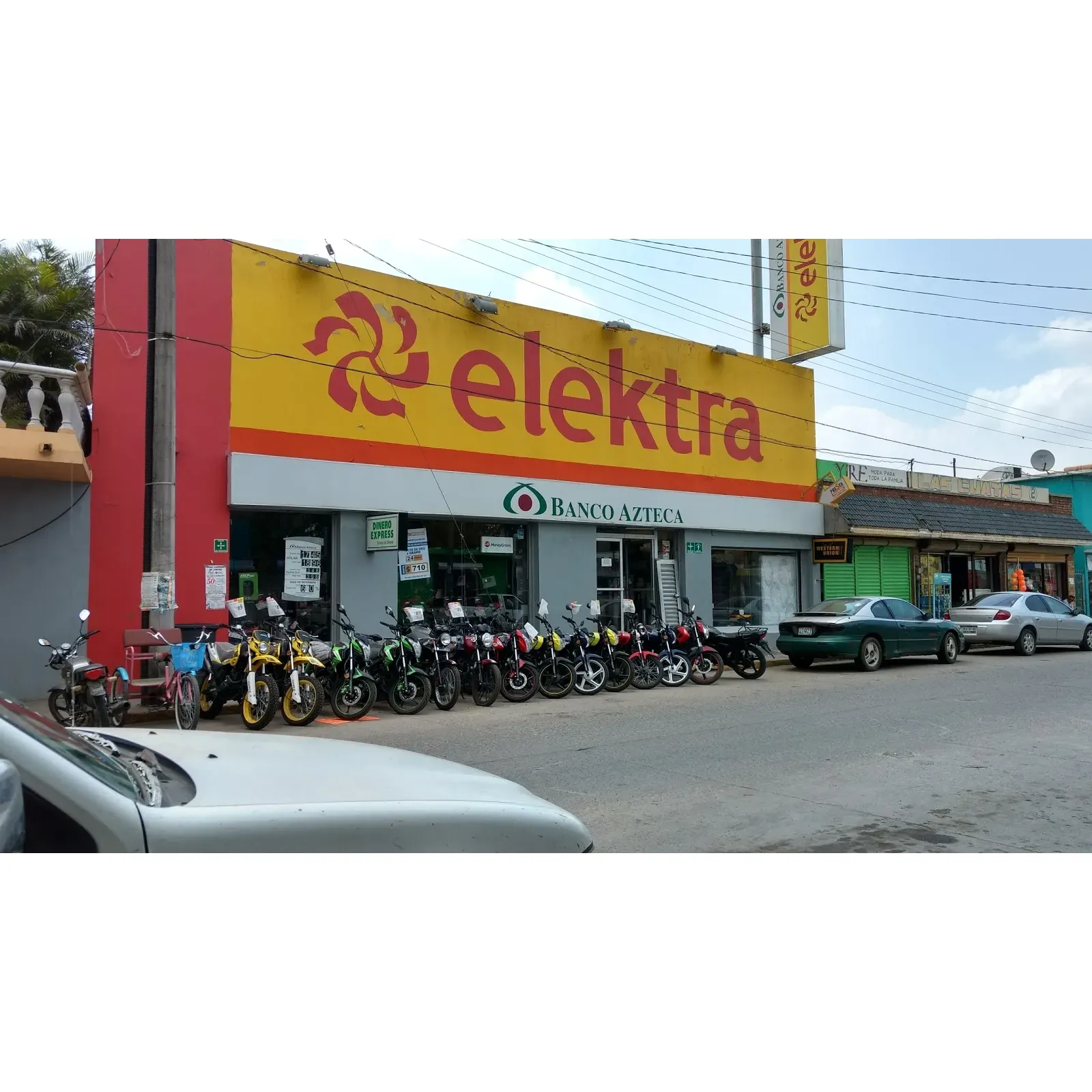 In addition to the extensive product lineup, Elektra Aldama's commitment to customer satisfaction is demonstrated through their tailored credit lines accessible up to the Zamorina ejido, making it easy for shoppers to acquire the items they desire conveniently and efficiently.