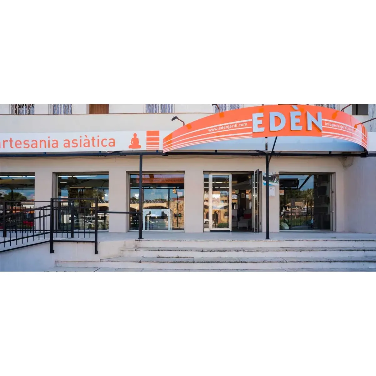 The value presented by Edén resonates with customers who admire not only the top-tier products but also the fair pricing. This harmonious balance of quality and cost has fostered a loyal client base, with many enthusiastic patrons eager to recommend the store to others for its beautiful collection.