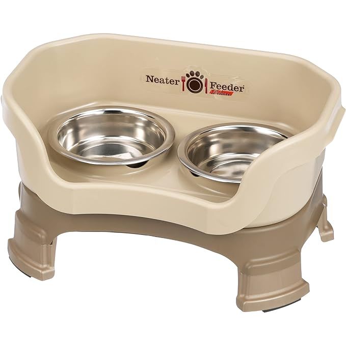 The Neater Feeder Deluxe Model Adjustable Height cat bowl is designed to keep mess to a minimum during feeding time. Made in the USA, this product features an elevated design to reduce strain on your cat's neck and joints while eating.