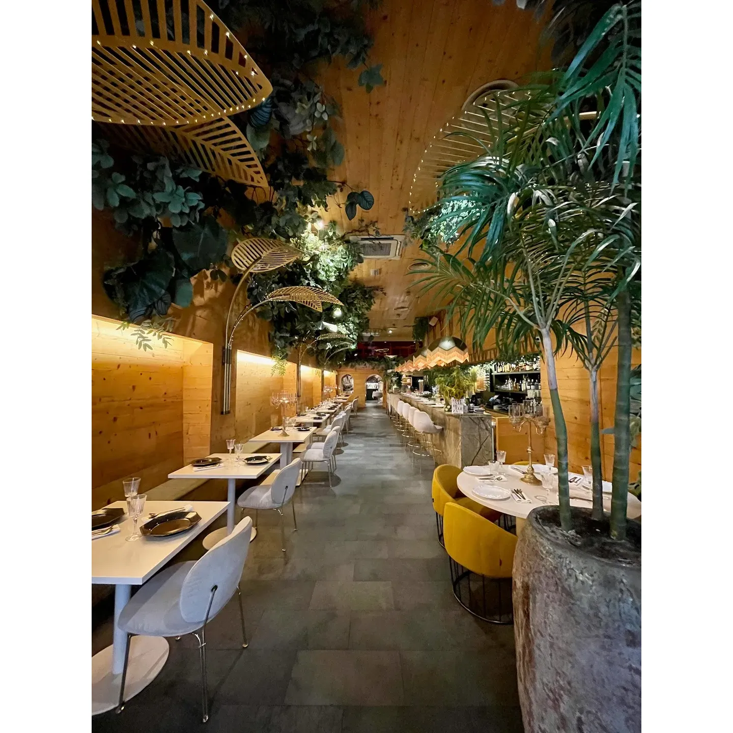 Bright, contemporary space offering innovative global dishes, tasting menus, tapas & champagne. Restaurante Vuelve Carolina. C/ de Correus, 8, Ciutat Vella, 46002 València, Valencia, Spain 