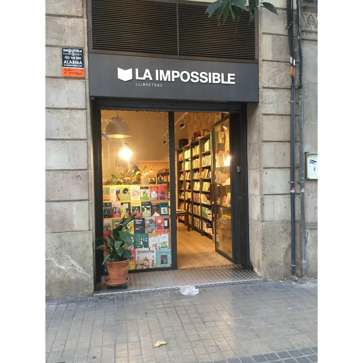 For anyone seeking a bookstore that champions the eclectic and the enlightening, La Impossible is a remarkable destination, offering an unparalleled book-buying experience to residents and visitors of Barcelona alike. Description by ChatGPT.