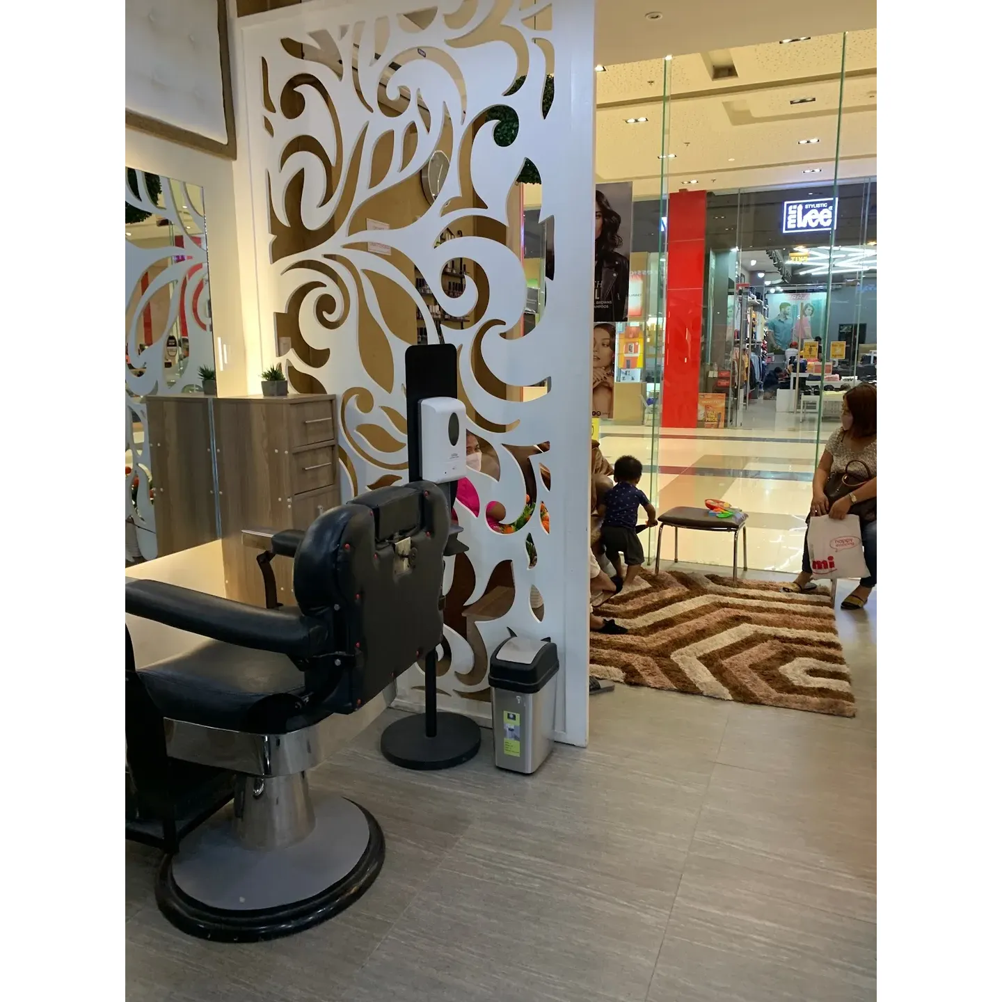 Clients arriving with family members, such as bringing in a younger sibling, can expect a salon atmosphere that aims to be welcoming and accommodating. The salon is aware of the importance of customer interaction and strives to ensure that all guests are treated with respect and courtesy.