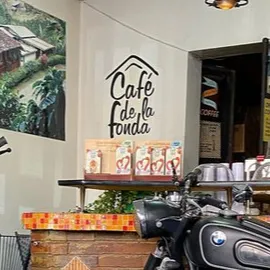 Café de la Fonda es una empresa colombiana, dedicada a la comercialización de café tostado, producido y procesado totalmente en su país de origen: Colombia.
Nuestro nombre inspirado en Fonda: Casona a la vera del camino donde los arrieros y sus mulas cargadas con café pueden descansar. Allí se disfruta, entre otras cosas, de una buena taza de café.