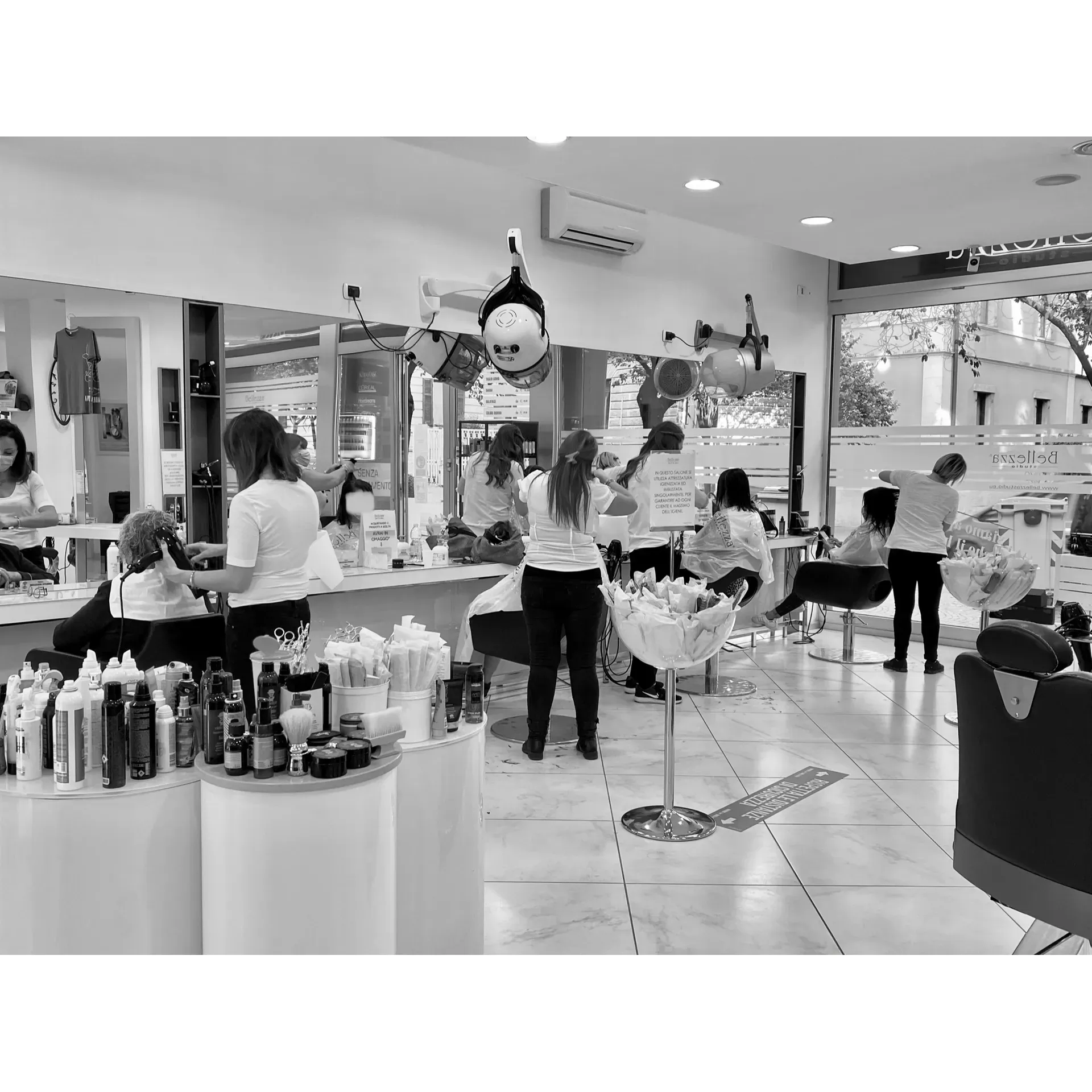 Bellezza marchio di Trento è un salone di bellezza rinomato per la sua eccezionale ospitalità e servizi professionali nel settore dell’hairstyling. Il team di Bellezza, altamente qualificato e accomodante, è conosciuto per la sua capacità di fornire rapidamente servizi di alta qualità, garantendo risultati notevoli e duraturi che superano le attese dei clienti. 

Grande enfasi viene posta sulla formazione e l'esperienza dei parrucchieri, che si dimostrano disponibili e versatili indipendentemente dallo stilista scelto, assicurando coerenza ed eccellenza in ogni tipo di servizio offerto. Il salone si impegna a fornire un’esperienza che lasci i clienti sentire coccolati, alla moda e soddisfatti delle loro scelte estetiche.

Con la sua squadra talentuosa e affiatata, Bellezza Studio Trento si propone come un punto di riferimento nel panorama della bellezza, dove l'efficienza si fonde con la qualità per creare esperienze di bellezza che rimangono impresse nella memoria dei clienti, solidificando il loro legame con il salone. Gli innumerevoli feedback positivi testimoniano l'impegno del salone nel mantenere un alto standard di servizio e nel forgiare relazioni di fiducia e soddisfazione che durano nel tempo. Description by ChatGPT.