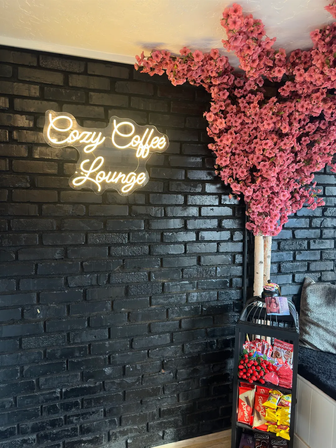 The café's appeal is further enriched by a delectable selection of locally-sourced baked goods, working with area bakers to provide pastries that defy expectations. This commitment to local partners exemplifies the coffee lounge's investment in the community, underlined by its dedication to quality.