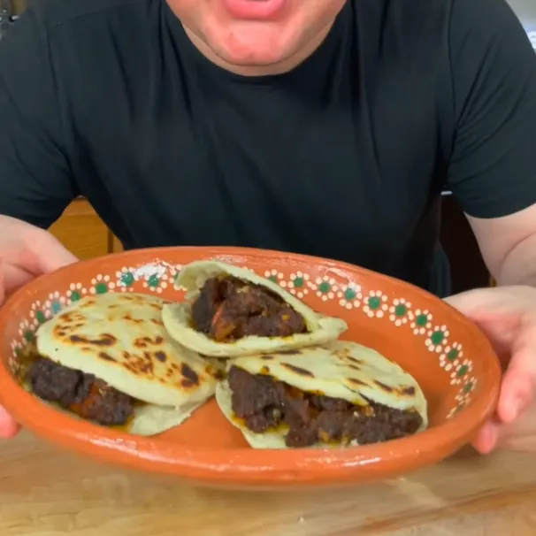 Gorditas con Chicharrón en Salsa image