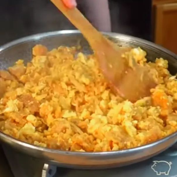 Chicharrón con Huevo image