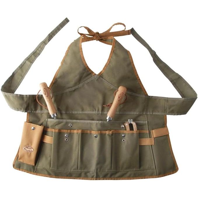 Esschert Design's unisex adult gardening apron in Olive Green is a versatile and durable accessory for all types of gardening tasks. Made from high-quality cotton, this apron is designed to withstand the rigors of outdoor work while keeping you comfortable and protected.