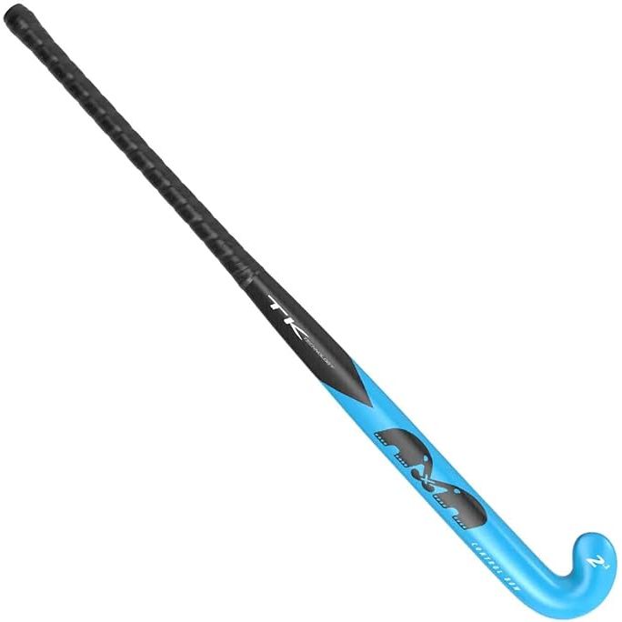 This advanced field hockey stick is constructed using .8K carbon fiber, providing exceptional strength and the ability to efficiently disperse impact forces.