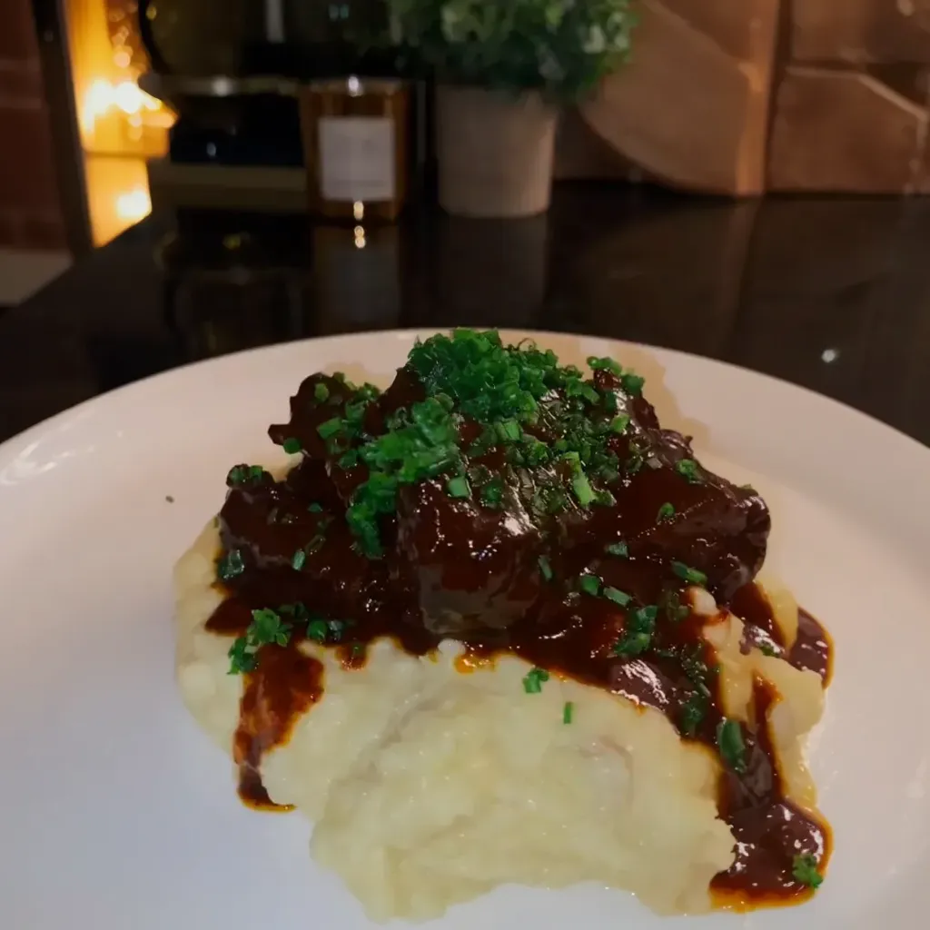 Braised Short Ribs & Mash image