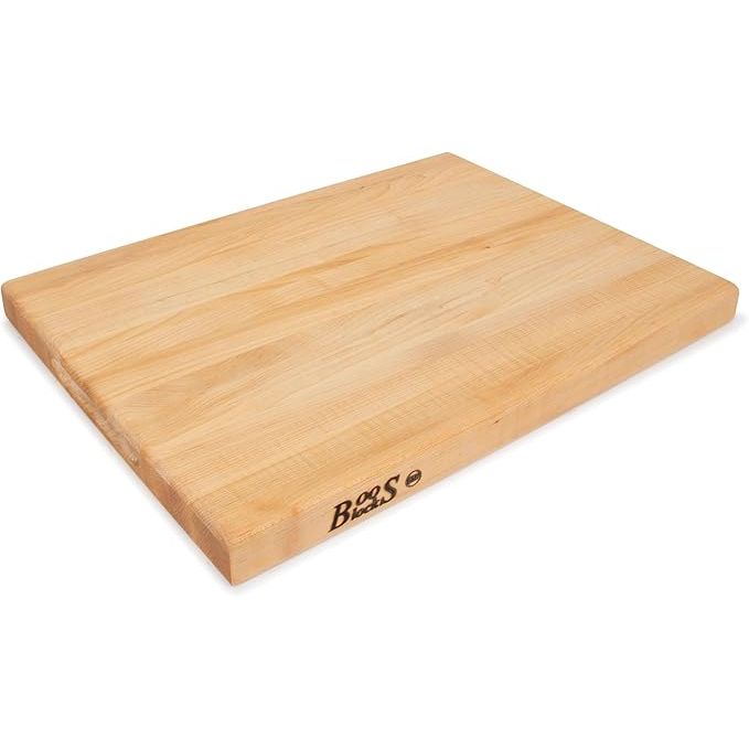 La tabla para picar reversible de John Boos Block BBQBD está fabricada en madera de arce de alta calidad, lo que la hace duradera y resistente. Su diseño reversible permite utilizar ambos lados, lo que proporciona más superficie de trabajo y prolonga su vida útil.