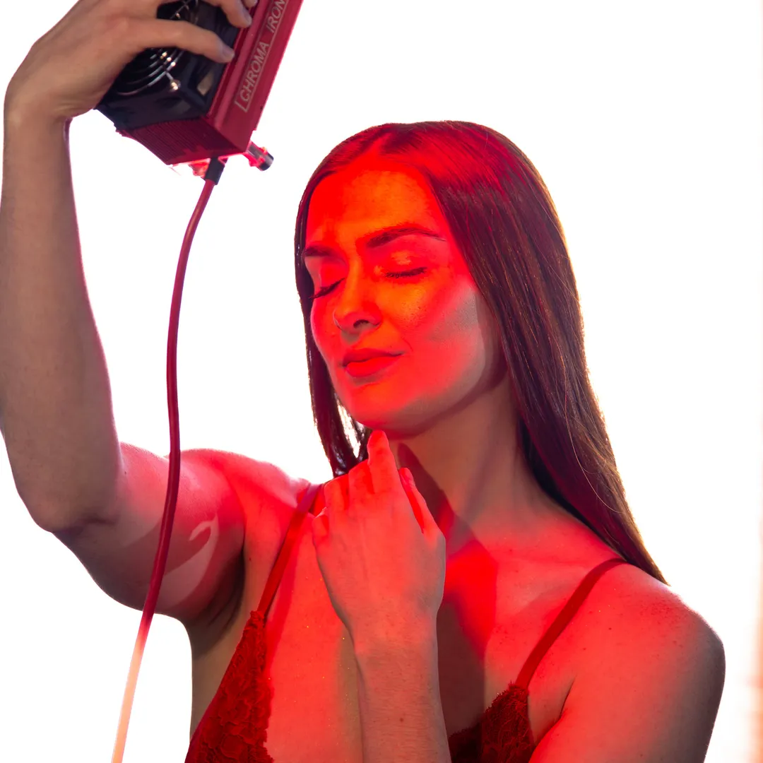 Dual Wavelength Technology
The Ironforge device utilizes a combination of red light (660nm) and near-infrared light (850nm), providing a comprehensive treatment that penetrates deep into tissues. This dual-wavelength approach is known to enhance skin health, reduce inflammation, and promote faster recovery.