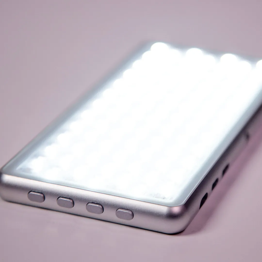 Natural Mood Elevation
Combat the effects of seasonal affective disorder (SAD) with over 10,000 melanopic lux of light, providing a mood-lifting experience even during the gloomiest days.