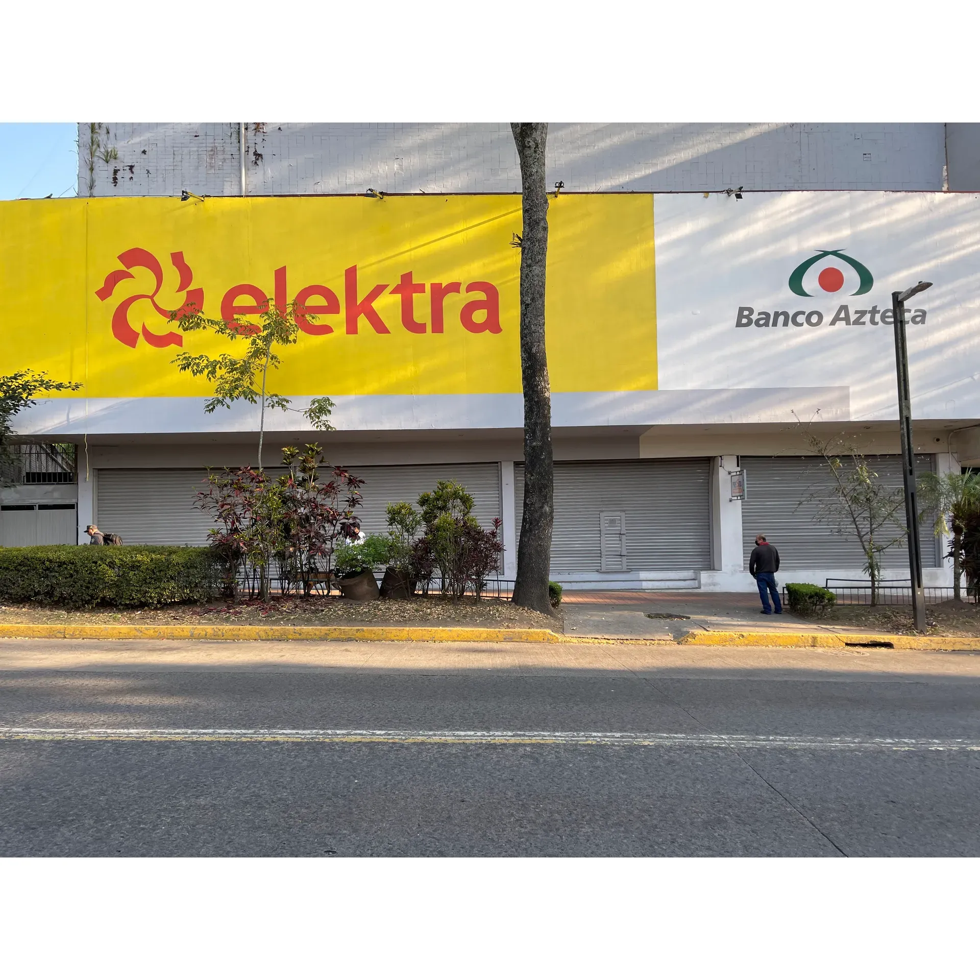 Elektra Xalapa - Avila Camacho stands out for delivering an exceptional shopping experience with its well-stocked inventory and commendable customer service that guests frequently recommend. Customers stepping into the spacious establishment are greeted with attentive service from its dedicated team, enhancing the shopping journey from the moment of arrival. Shoppers particularly appreciate the convenience offered by this location, with ample parking facilitating easy access to the variety of consumer products available.

With a focus on providing a smooth and efficient service, many customers have a positive experience while using the services of Azteca Bank within this branch, noting its relatively quieter environment compared to other branches. Praised for its comprehensive range of merchandise and for fostering a welcoming atmosphere, Elektra Xalapa - Avila Camacho is an ideal destination for those seeking both quality products and outstanding service in their financial and retail needs. Description by ChatGPT.