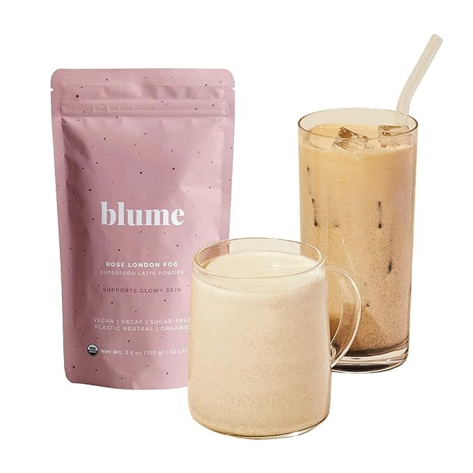 Blume Organic Rose London Fog Earl Grey Tea is a decaf black tea blend infused with rose petal powder, vanilla, tart cherry, and bergamot. This plant-based superfood latte is vegan and gluten-free, making it suitable for a wide range of dietary preferences.