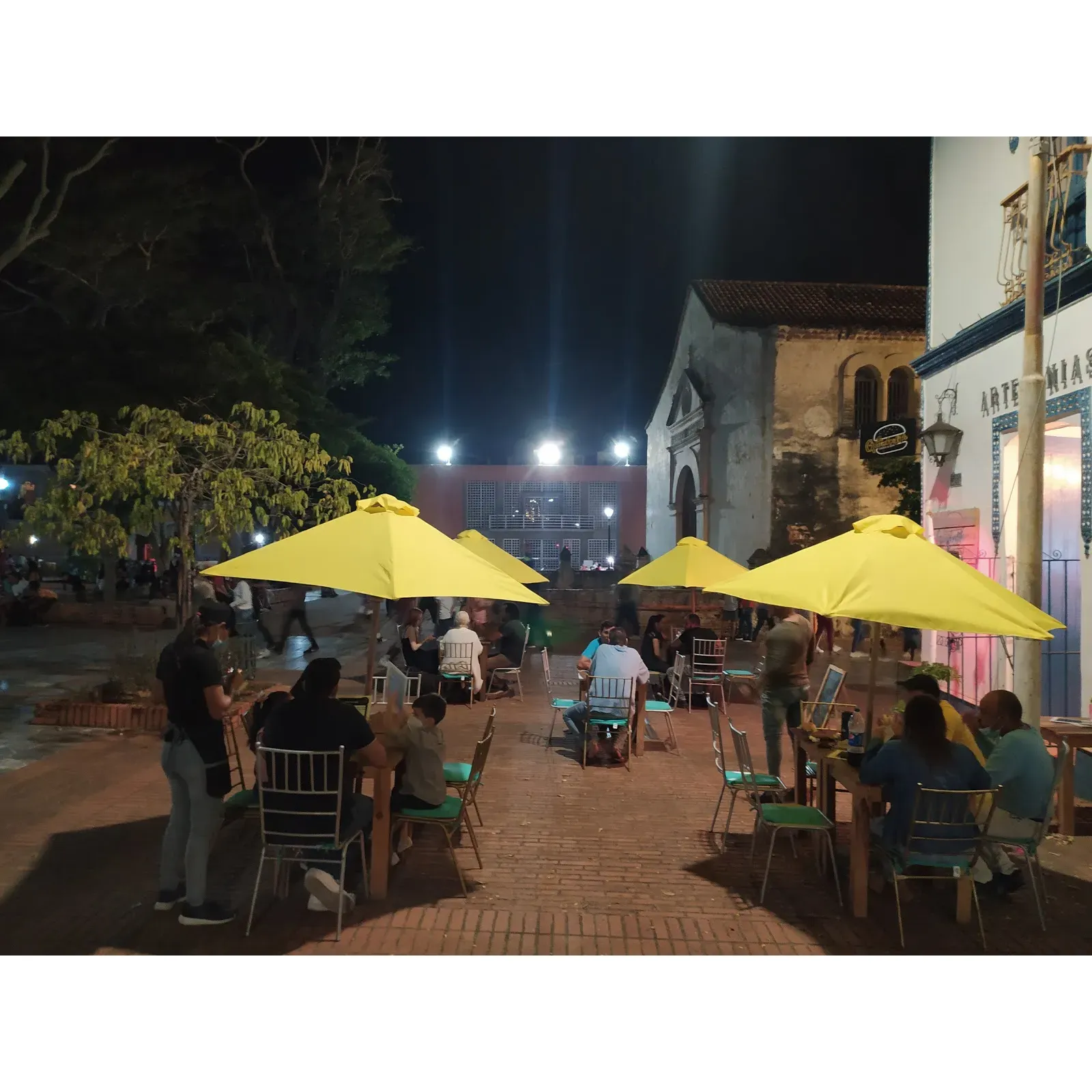 La Guachafita Diner & Bar is a popular establishment located in the city of La Asunción, in the state of Nueva Esparta, Venezuela. Known for its lively atmosphere and delicious traditional Venezuelan cuisine, La Guachafita is a favorite spot for locals and tourists alike.