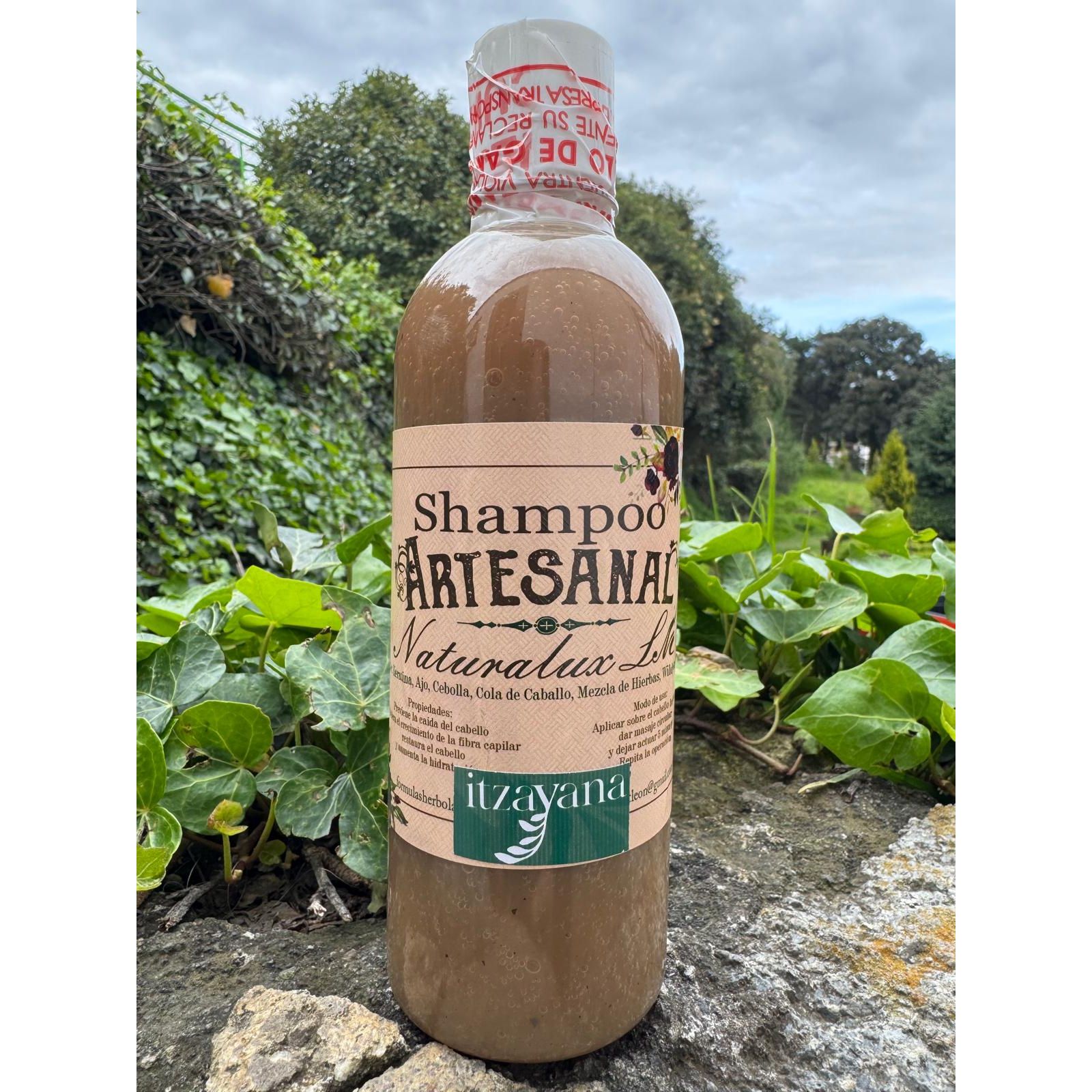 With this artisanal shampoo, you regain strength, shine and vitality in a natural way. Ideal for fragile, damaged or recovering hair. Our commitment is to create products that take care of your hair from the inside out, respecting your health and the environment.
