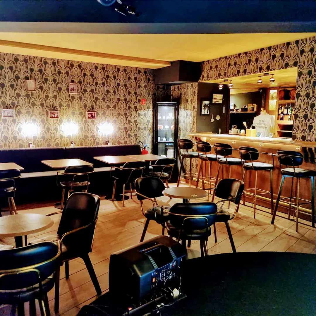 Le Croque Bedaine Luxembourg offers an inviting and vibrant atmosphere perfect for enjoying quality time with friends. Known for its impressive selection of beers, it caters to beer enthusiasts with a diverse array of taps.