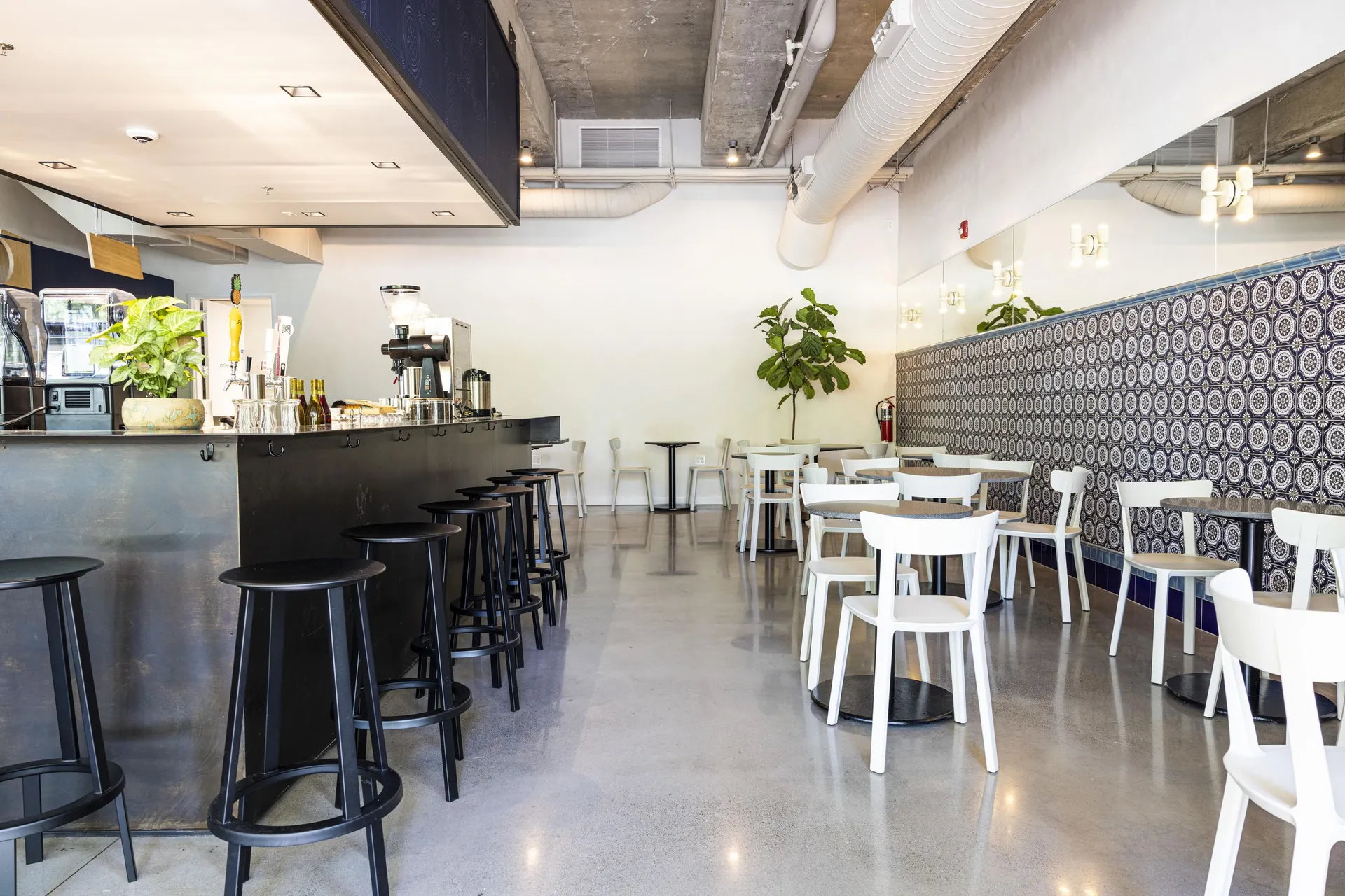 The warmth of the staff resonates throughout the space, with their keenness to engage with patrons, remember their names, and perfect every order contributing to a bespoke café experience. With options for comfortable outdoor seating, Mañana provides an inviting environment where one can revel in the beautiful weather while enjoying their meticulously crafted coffee.