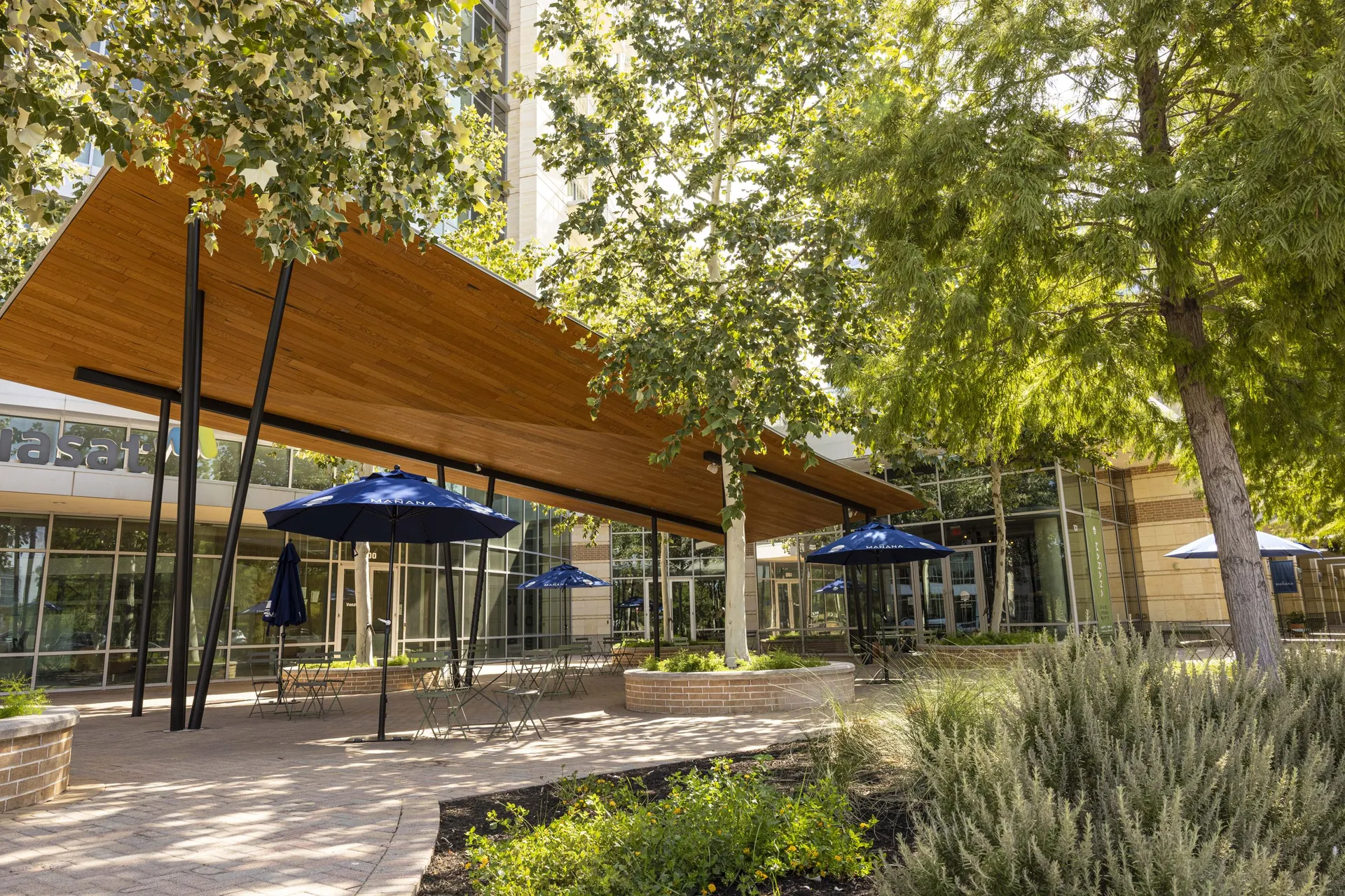 The café also shines with its clean, aesthetically pleasing interiors, beckoning guests to return time and again to this serene urban oasis. Added conveniences such as easy parking validation and an assortment of appealing snacks—suitable even for the little ones—enhance the overall experience, making Mañana a destination that brilliantly caters to a diverse clientele.