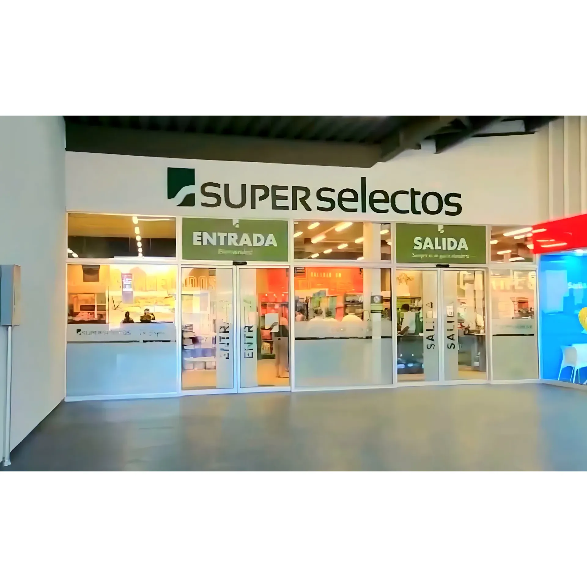 Super Selectos is a premier shopping destination for those seeking quality, convenience, and excellent customer service. This well-placed supermarket prides itself on offering a wide array of products, enabling patrons to find everything they need for their households, from essential pantry staples to specialty items. The store's thoughtful layout allows for an efficient and quick shopping experience, ensuring that even a brief visit can be productive.

Despite its compact footprint, Super Selectos makes a strong impression with its varied selection, often highlighted by attractive offers that draw in savvy shoppers looking for value. The store's commitment to providing an accessible shopping environment is evident, with a design that simplifies navigation and makes for a user-friendly experience.

The service at Super Selectos is frequently commended for its speed and attentiveness, ensuring that every visit is as smooth as possible. The staff is known for being helpful and ready to assist, contributing to the overall positivity of the shopping experience.

In addition, the supermarket boasts a fresh produce section that, while it may have room for growth, offers a curated range of fruits and vegetables to complement your daily nutritional needs. 

Super Selectos understands the importance of convenience and customer care, striving to cater to the needs of its clientele with a focus on efficiency and providing quality options at every turn. Its strategic location enhances its appeal to those looking for a reliable and expedient place to shop for their essentials and more. Description by ChatGPT.