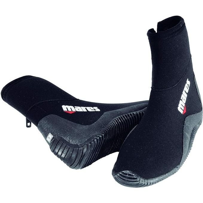 The Mares 5mm Classic Boots - 15 are a versatile and durable choice for divers looking for reliable footwear. With a thickness of 5mm, these boots offer adequate protection and warmth in cooler waters. The classic design features a durable sole for increased traction and protection against rough or sharp surfaces.