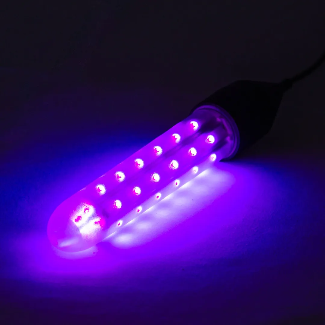 Key Features
Innovative Light Therapy: The Chroma Purple Wand utilizes a unique blend of LED light therapy to target various skin concerns. Known for its anti-aging and skin-clearing properties, this technology helps to improve skin tone and texture.