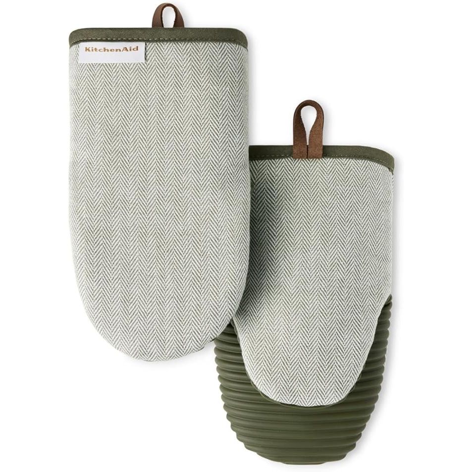 The KITCHENAID® Evergreen Design Series Herringbone Ribbed Soft Silicone Mini Oven Mitts 2-Pack Set in Deep Forest Green are designed to provide stylish and practical heat protection in the kitchen. These mini oven mitts are heat resistant up to 500°F, making them ideal for handling hot pots, pans, and dishes without the risk of burns.