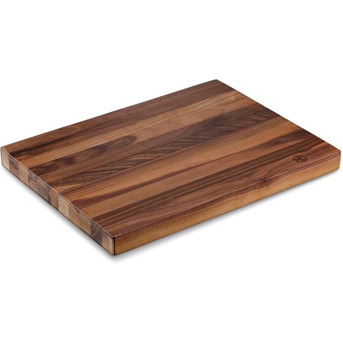 La tabla de cortar de nogal premium de HexClad no es tu tabla de madera habitual. Con un hermoso grano contrastante y colores oscuros intensos, esta tabla de cortar es tanto funcional como elegante.