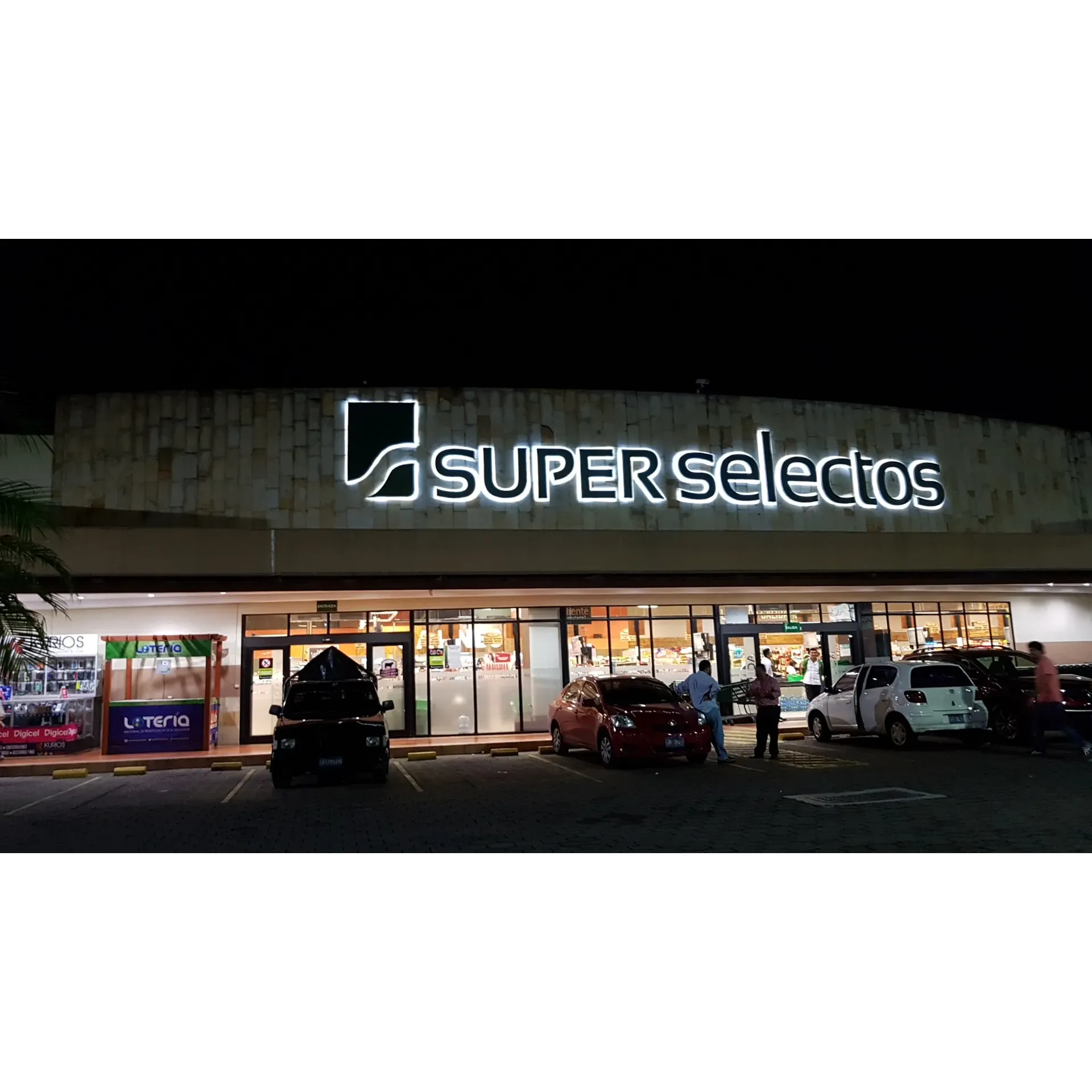 Super Selectos stands as a comprehensive and sprawling supermarket ideal for customers seeking a wide array of products under one roof. Praised for its extensive selection, shoppers can expect to find everything they need, whether they are local residents or visiting tourists. Known for its convenient location, this supermarket is a favored destination for many who need to pick up items close to home.

Customers applaud Super Selectos for its broad variety, where the well-stocked aisles present an assortment of goods ranging from daily necessities to specialized items, ensuring that every shopping list can be fulfilled satisfactorily. With competitive prices that resonate well with value-seeking patrons, the supermarket continues to draw in a crowd that appreciates the balance of quality and affordability.

The environment of the store is noted for its inviting atmosphere, where staff, particularly those responsible for bagging, make a memorable impression. As a hub for both routine grocery runs and last-minute emergency buys, Super Selectos remains a reliable go-to place for customers. Its dedication to maintaining a fully supplied and diverse inventory all year round makes it a strong candidate for anyone's preferred shopping venue.

The supermarket continues to be a significant player in the community, catering to the needs of an eclectic clientele, from those crafting family meals to adventurous cooks indulging in new recipes. Shoppers can walk in with the confidence of a fulfilling shopping experience paired with the satisfaction of getting all they need to make their culinary experiments come to life, even when they're on the daring side. Description by ChatGPT.