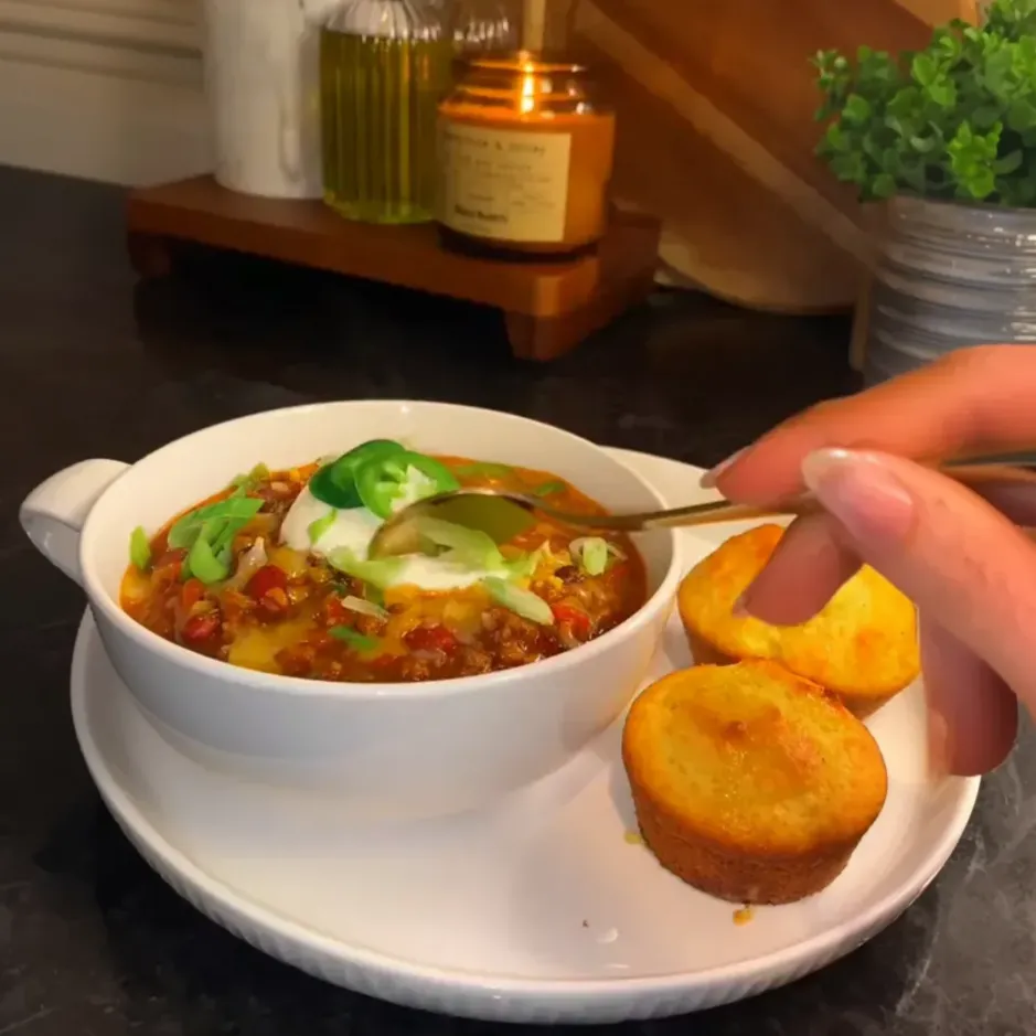 Chili and Cornbread image